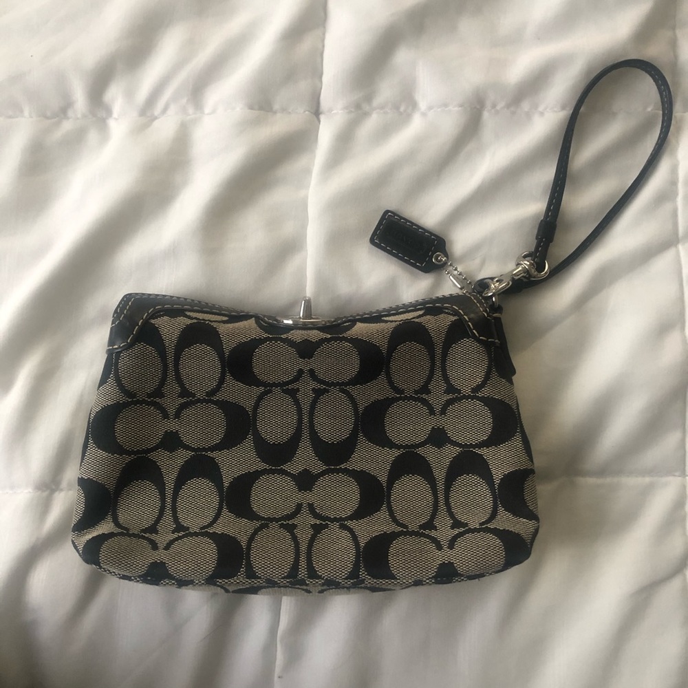 🐝 Coach Signature print Wristlet